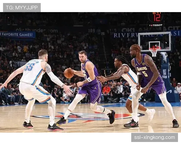 湖人进攻效率118.9排名第五 但防守效率114.9仅列第十七